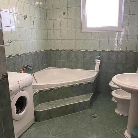 Δωμάτια σε οικογενειακή κατοικία Apartman White House 1 *